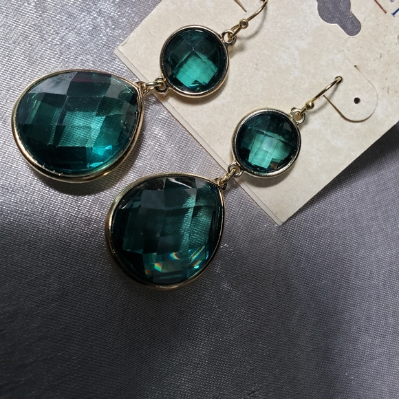 Courtney G Green Imitates Emerald Oval Diamond Cut - Picture 3 of 4